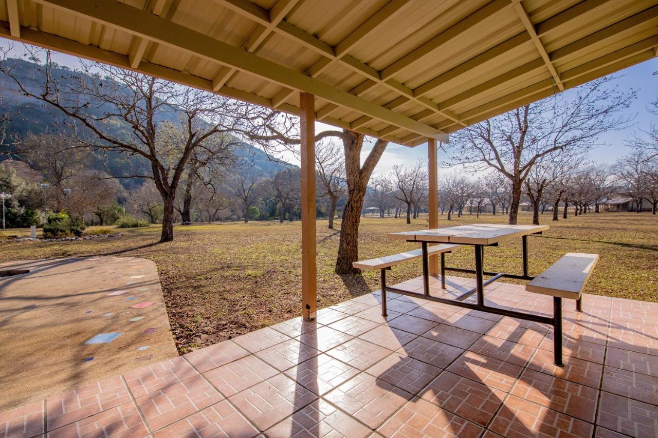 Seven Bluff Cabins Concan Luaran gambar