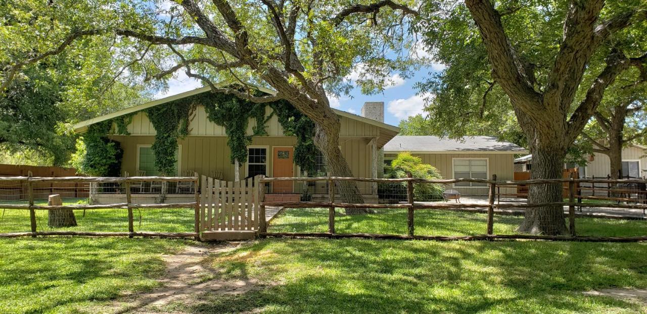 Seven Bluff Cabins Concan Luaran gambar